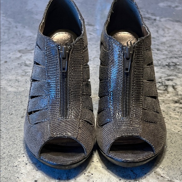 Sofft Sofft Metallic Gray Cutout Gray Heels Size 6.5 - Picture 3 of 6